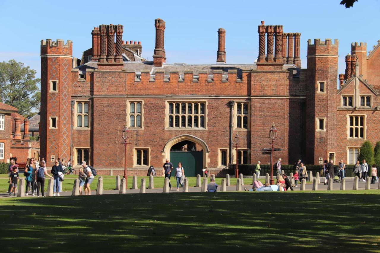 Hampton Court - The Kings Rest Molesey Exterior photo