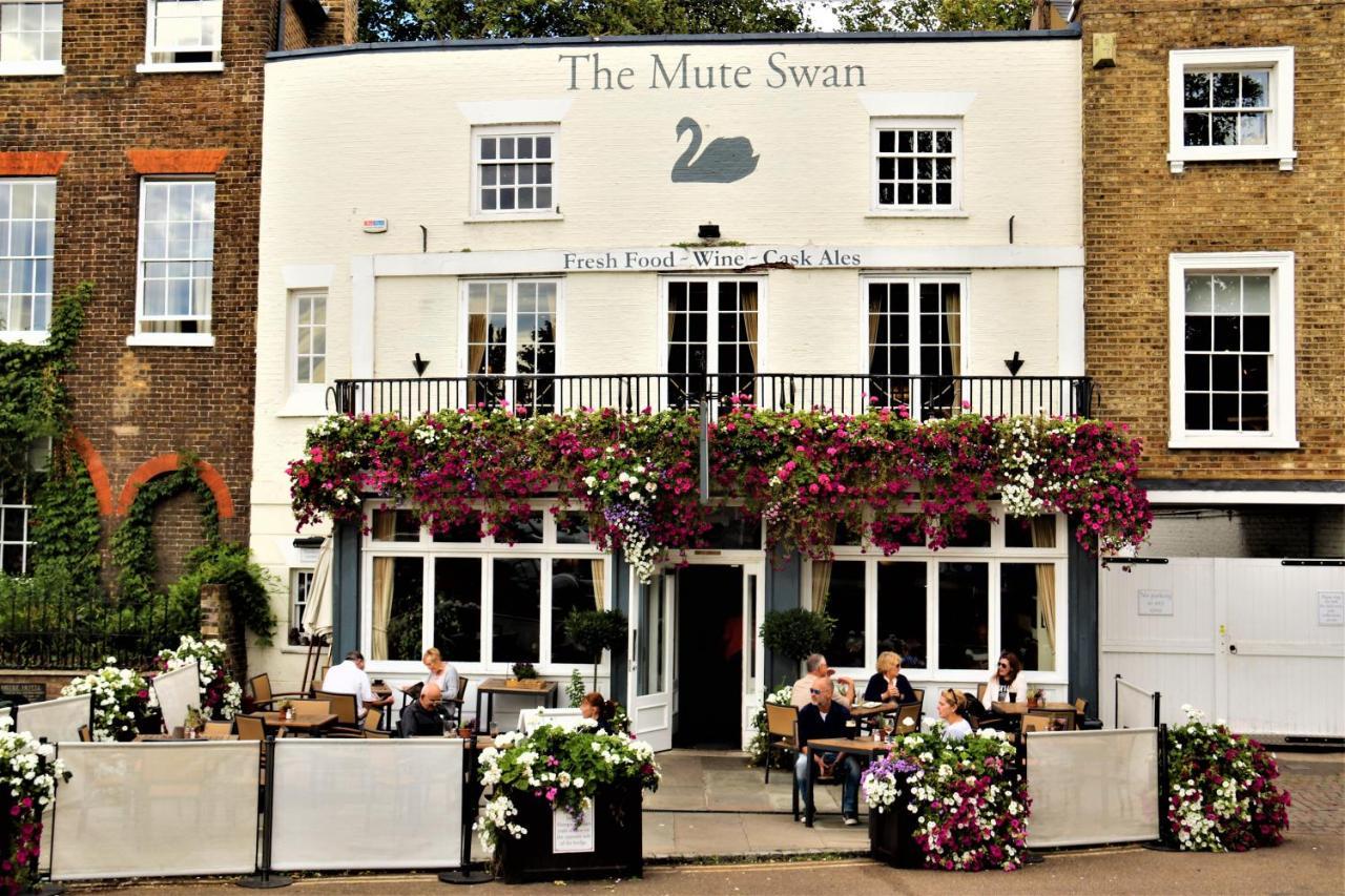 Hampton Court - The Kings Rest Molesey Exterior photo