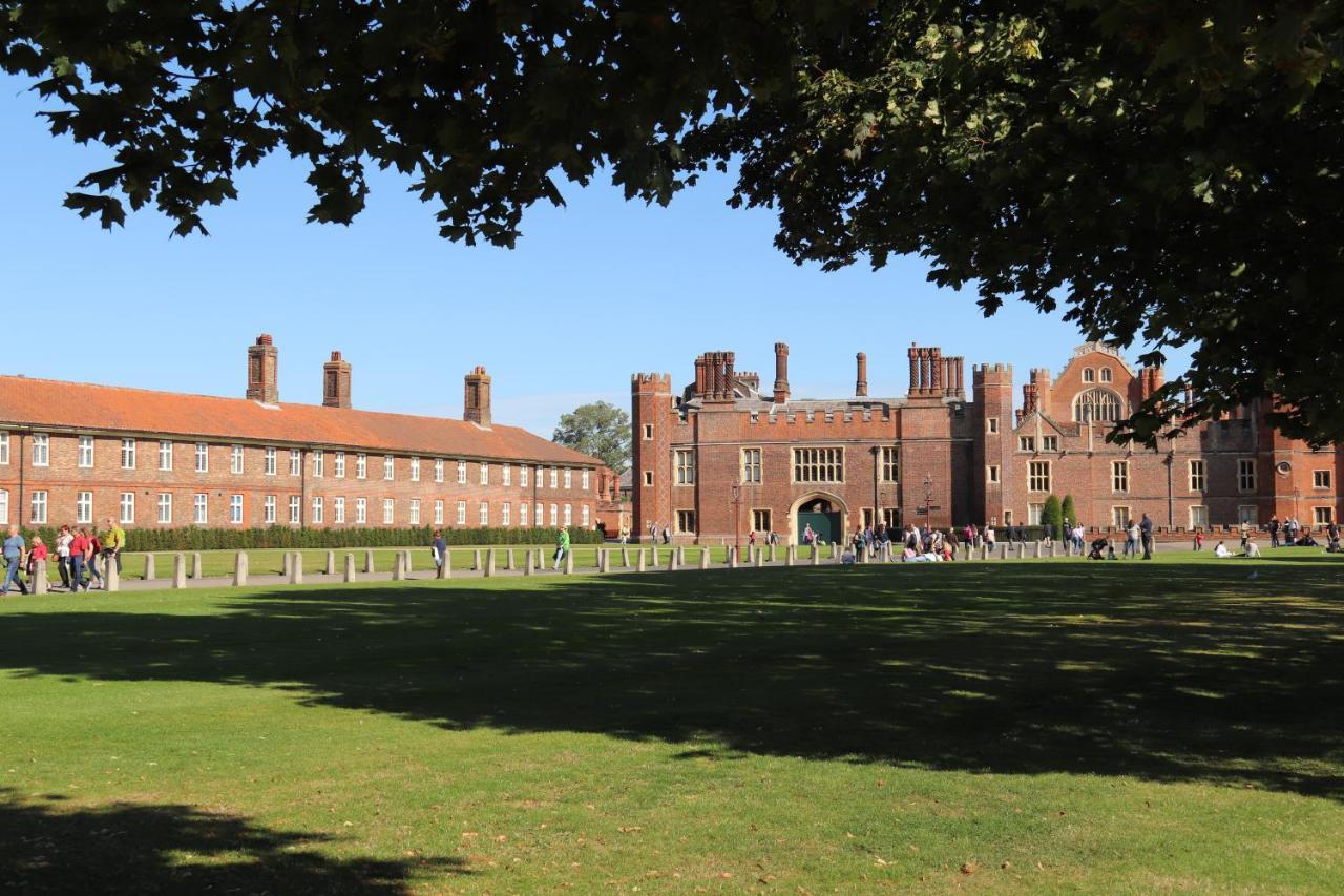 Hampton Court - The Kings Rest Molesey Exterior photo
